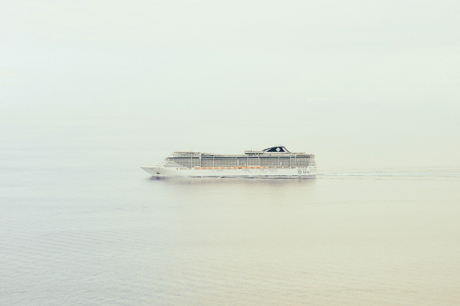 Navio de cruzeiro navegando pelo oceano em viagem saindo de Salvador